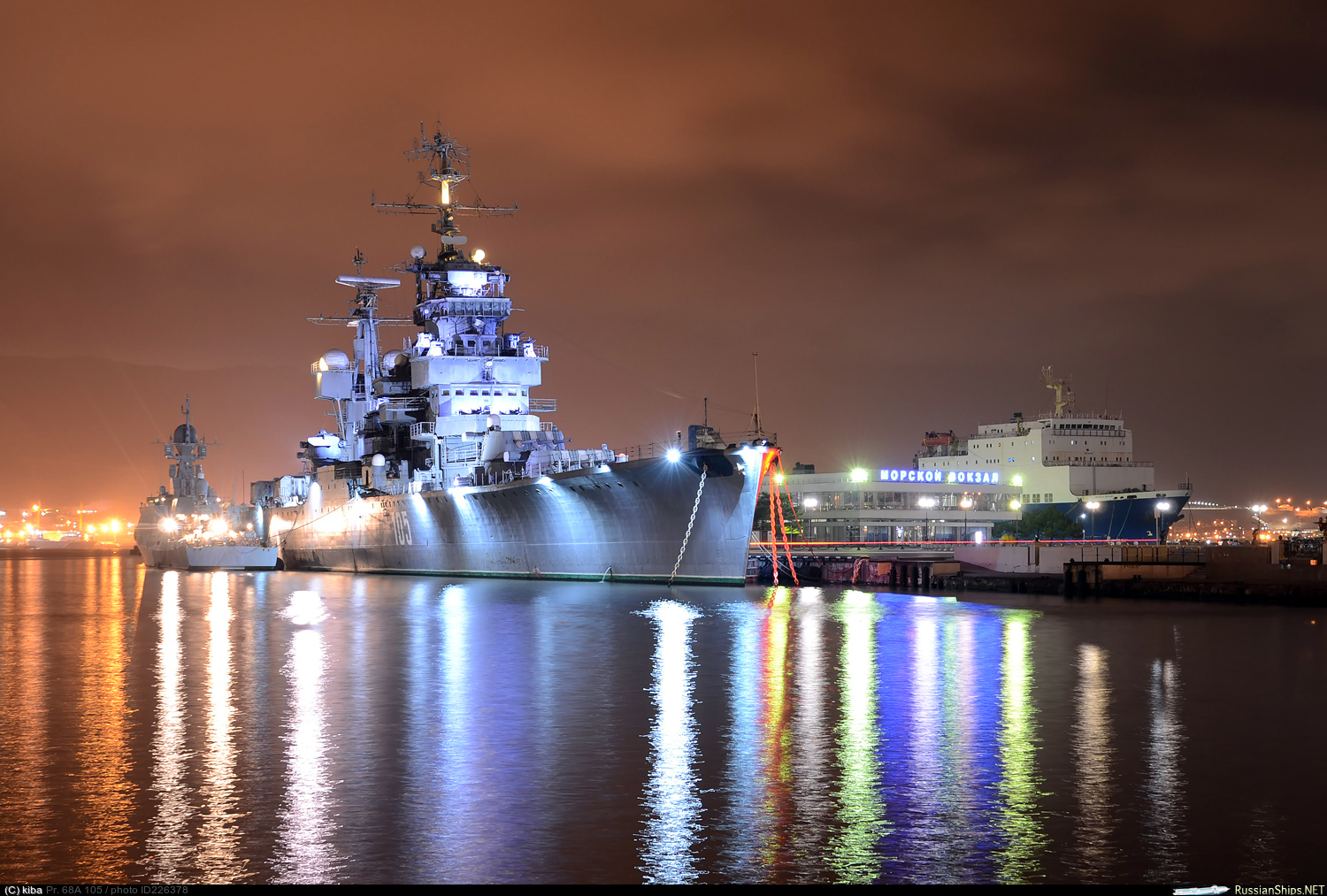 Russian ships. Крейсер Аврора в Новороссийске. Аврора Новороссийск корабль. Музей крейсер Михаил Кутузов Новороссийск ночью. Новороссийск Кутузов ночью.