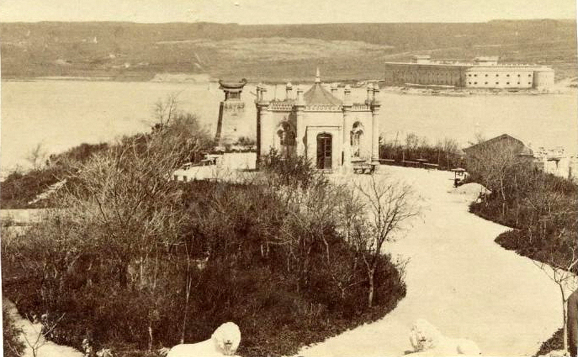 Малый бульвар севастополь. Мичманский бульвар в Севастополе. Памятник Казарскому в Севастополе. Мавританская беседка Севастополь Матросский бульвар. Севастополь 1870.