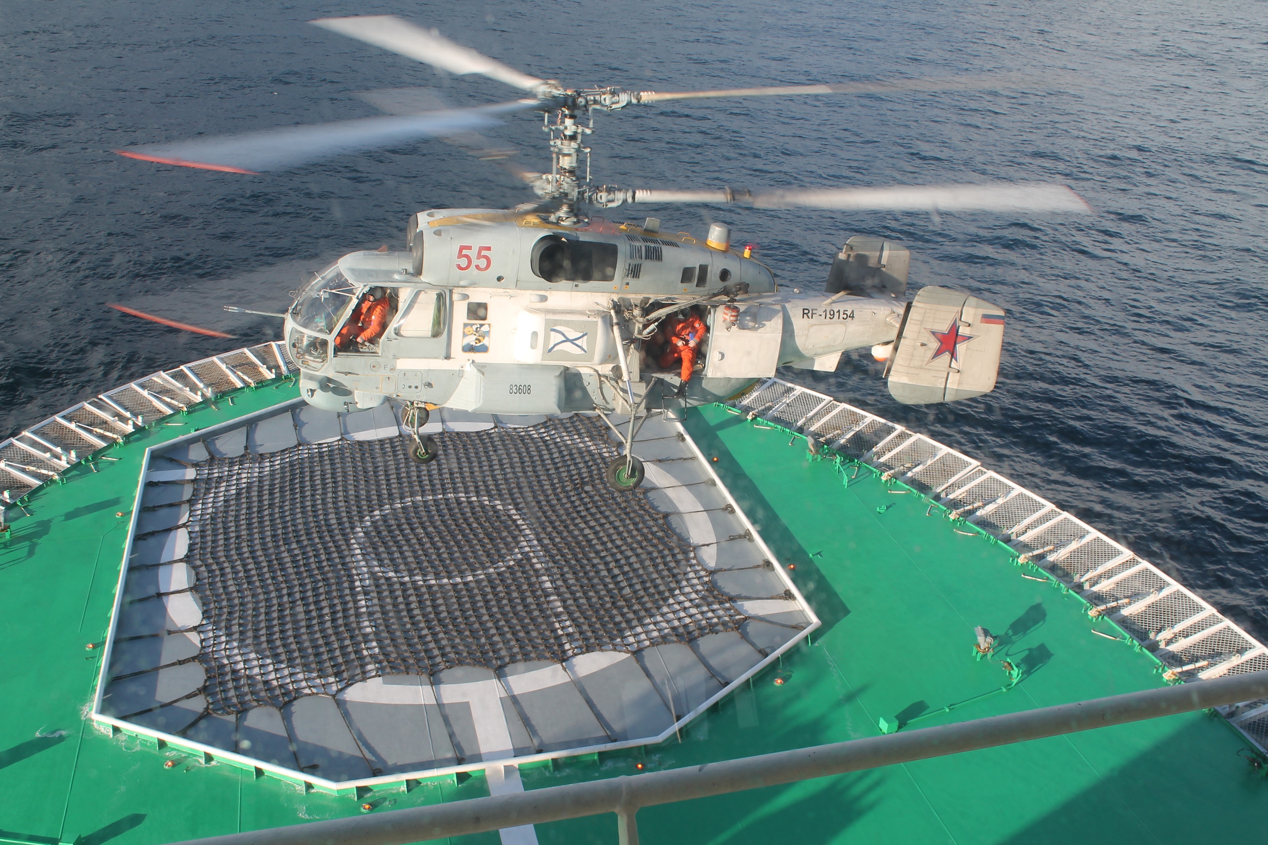 Верхняя палуба военного корабля. Корвет 20380 вертолетная площадка. Ка-29 БДК. Вертолетная площадка на корабле.